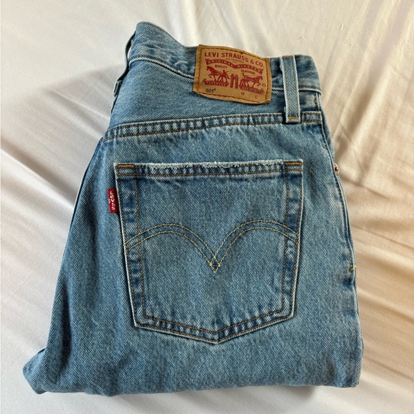 Barely worn levi’s jeans - Picture 3 of 9